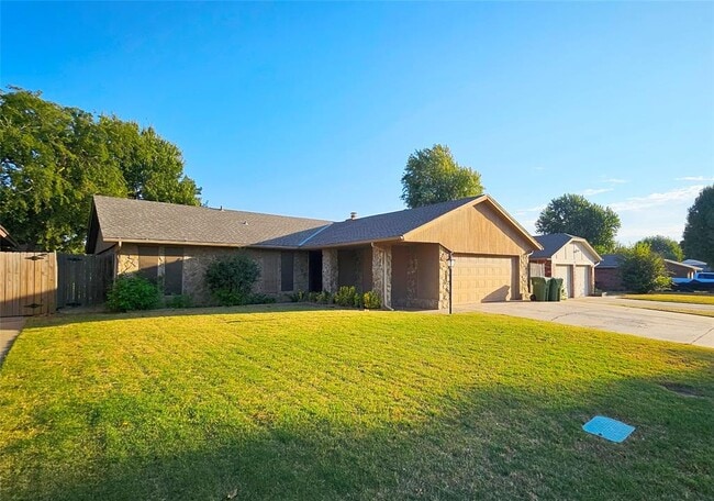 Building Photo - 211 Redbud St