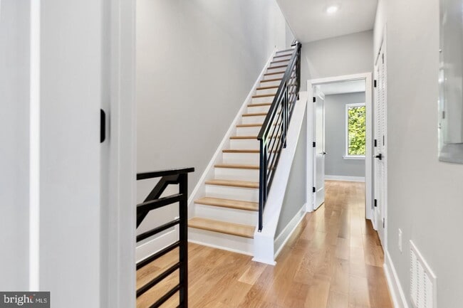 Building Photo - 3037 W Sedgley Ave