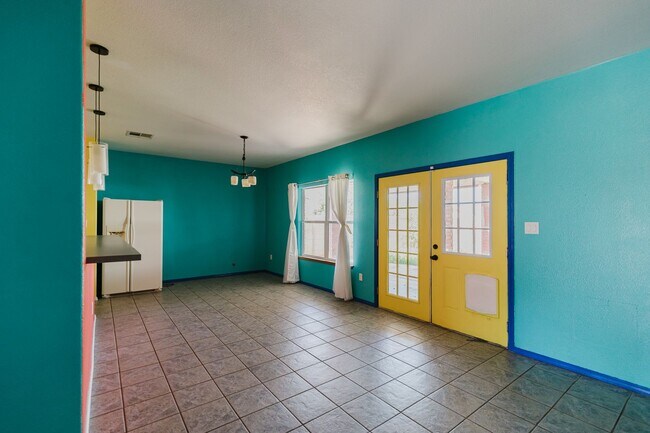 Foto del edificio - Spacious 4 Bedroom Home with Fireplace