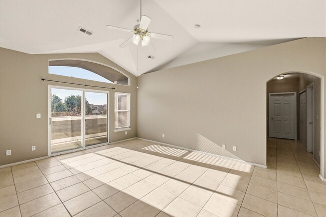 Building Photo - 2 Bed 2 Bath Condo With Balcony!