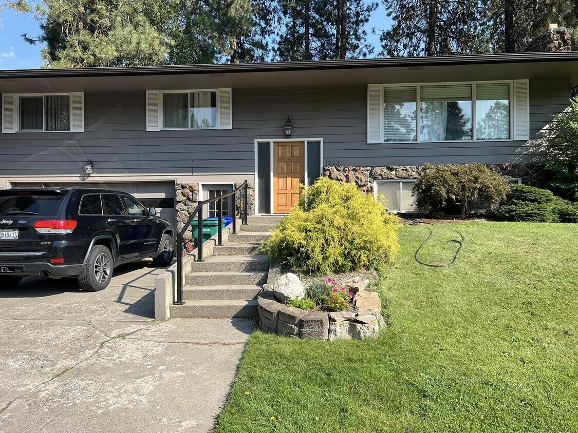 dual entry - 1223 W Bellwood Dr