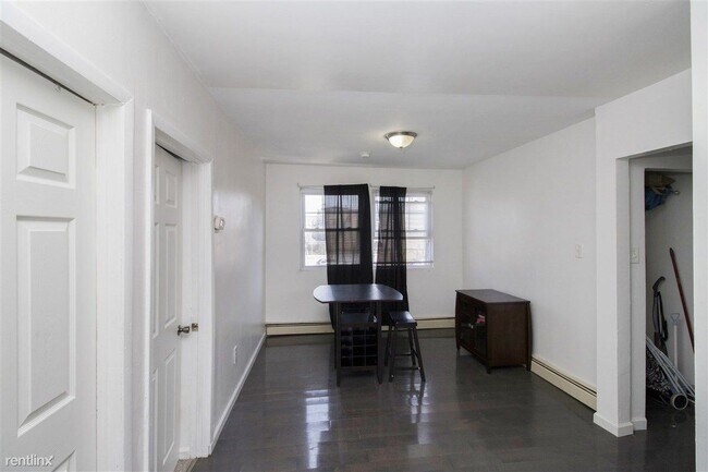 Building Photo - 2 br, 1 bath Triplex - 318 40th St