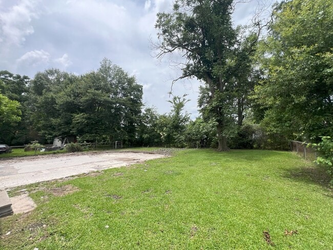 Building Photo - 4 bedroom, 2 bathroom home located in Bato...