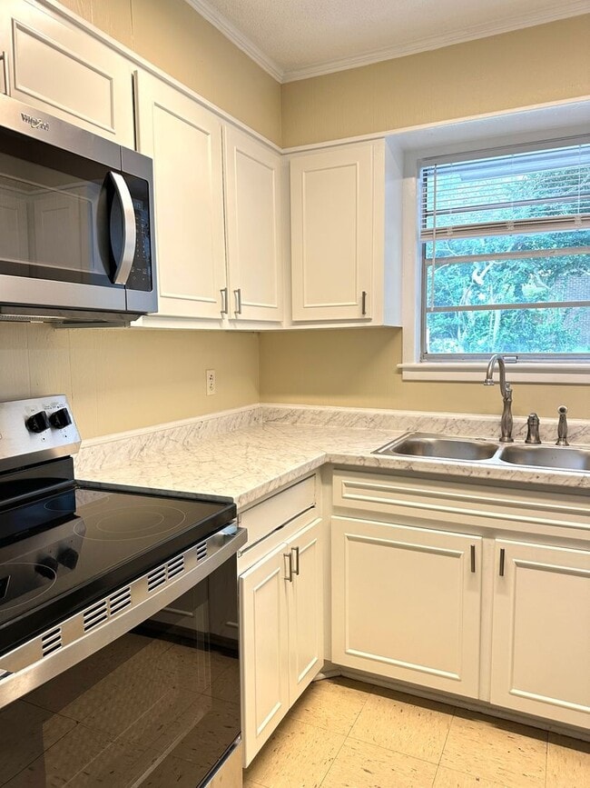 Building Photo - Newly renovated, 1 block from Troy U campus