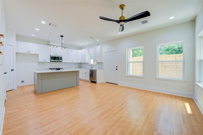 Building Photo - 3634 Dreyfus St