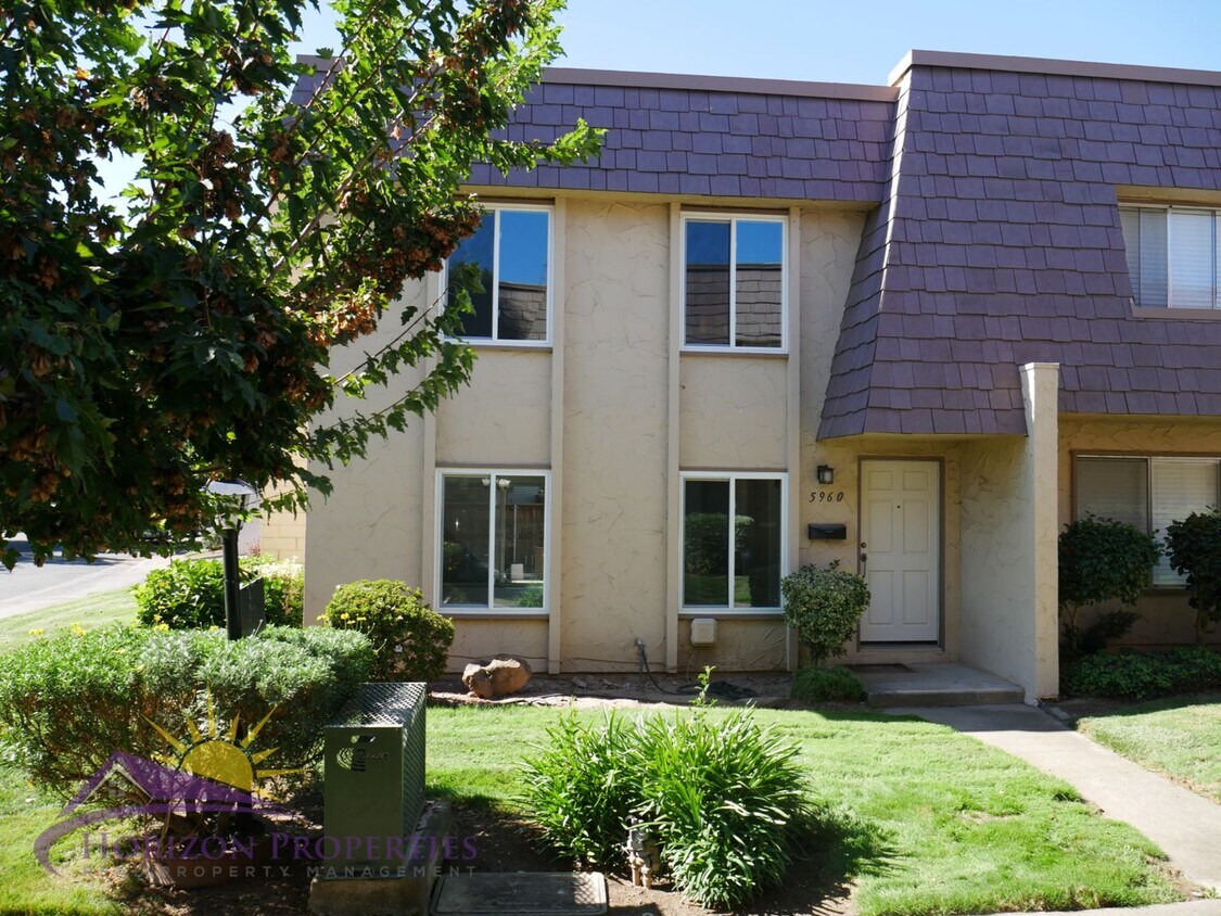 Foto principal - 3 Bed 2.5 Bath 1,380 sqft Townhome in Carm...