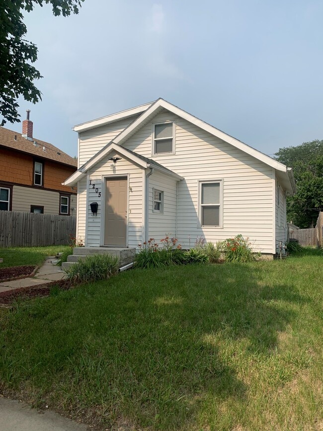 Building Photo - 1205 N Main Ave