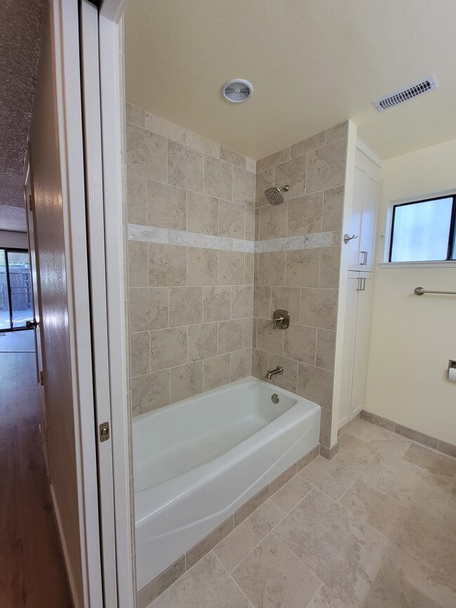 bathroom pic #2 - 1550 Newborough Dr