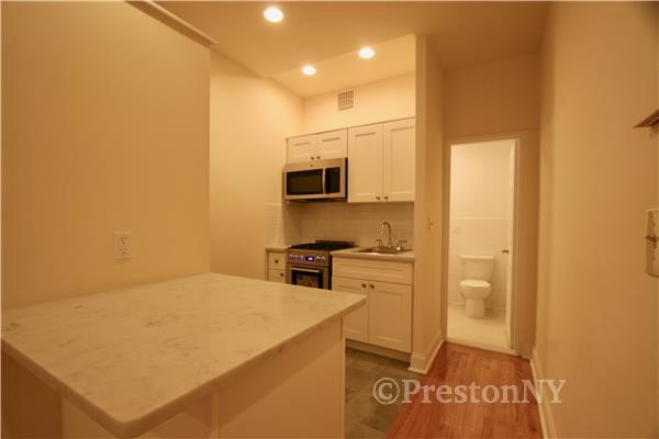 Building Photo - 531 W 45th St