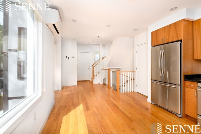 Building Photo - 17 Clary St