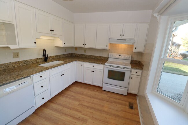 Foto del edificio - Beautiful Home on Cul-de-Sac with Large Fe...