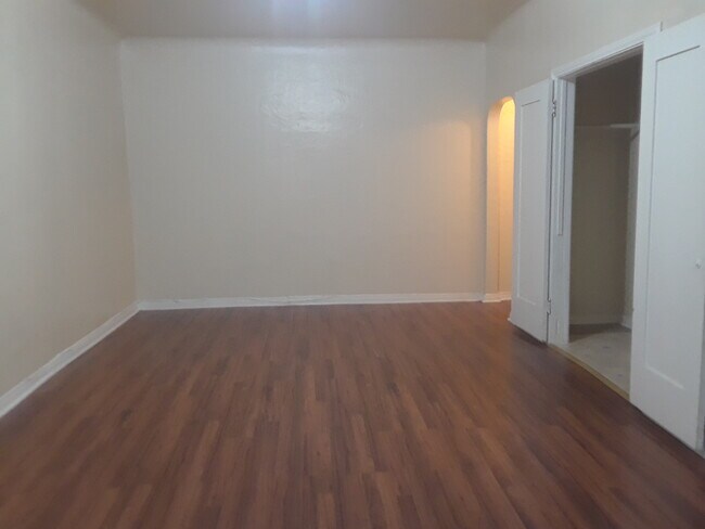 Living Room - 404 E Chevy Chase Dr