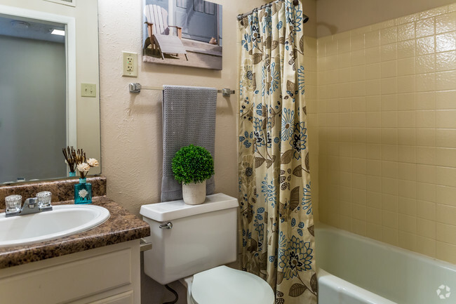 2HAB, 2BA - 948 Ft² - Segundo baño - Pinebrook Pointe