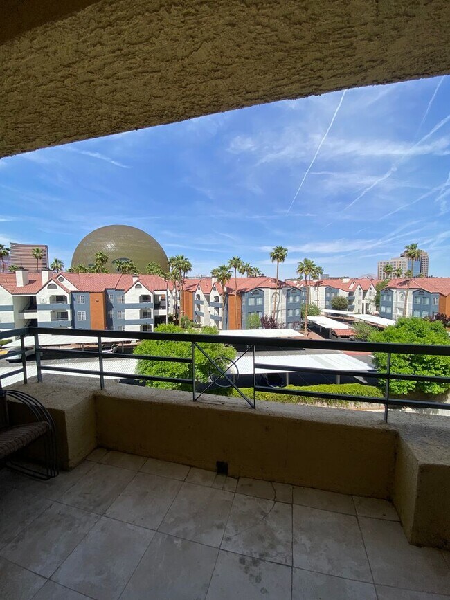 Foto del edificio - Beautiful, partially furnished 1 bedroom w...