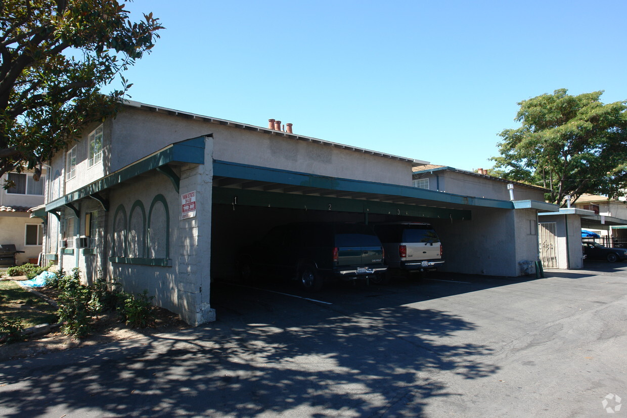 Building Photo - 667-669 Menker Ave