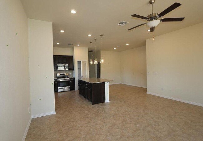Foto del edificio - 12909 Bloomington Dr
