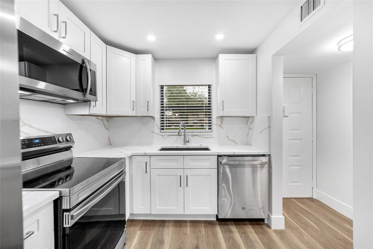 Foto principal - 21905 Lake Forest Cir