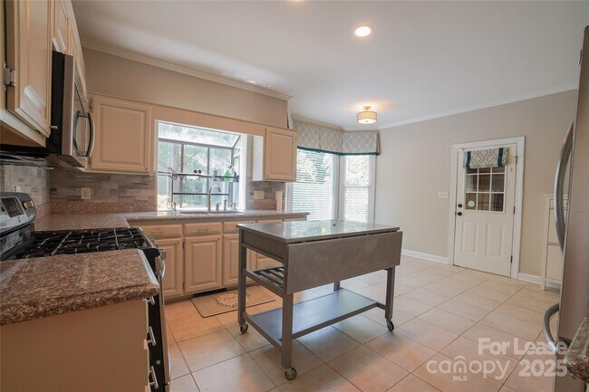 Building Photo - 6932 Foxglove Dr