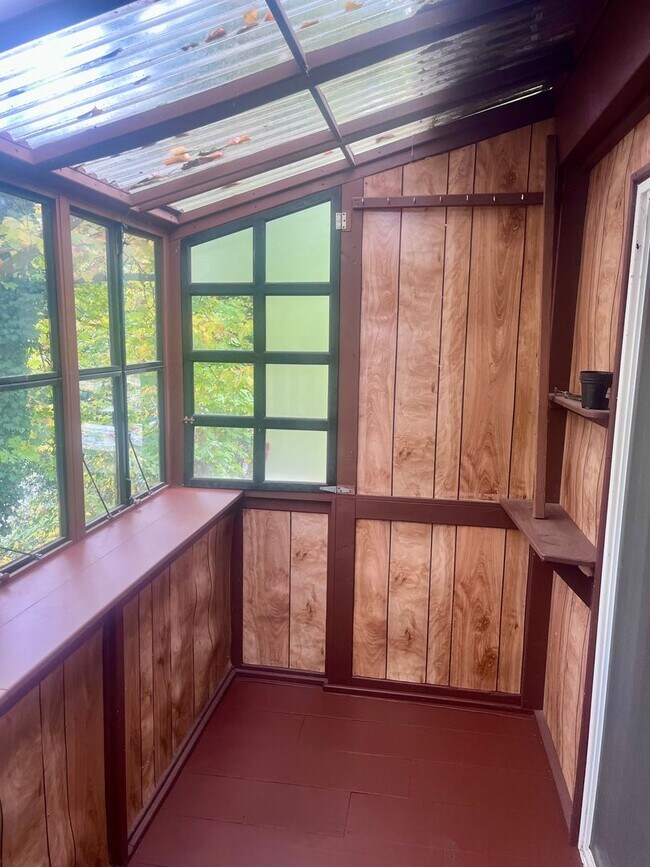 Foto del edificio - Single level top floor 1 bed Flat w/Covere...