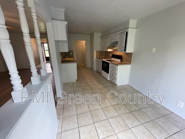 Foto del edificio - 9830 E 37th St