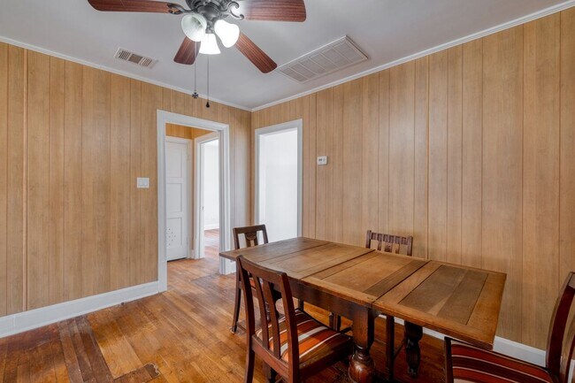 Building Photo - 710 N Ave H