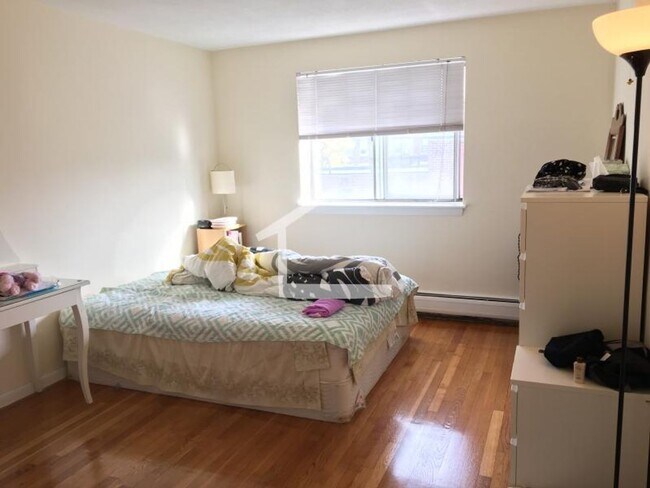 Foto del edificio - No Brokers Fee, Top Floor Unit, Elevator, Laundry on a Site, Central Heat/AC