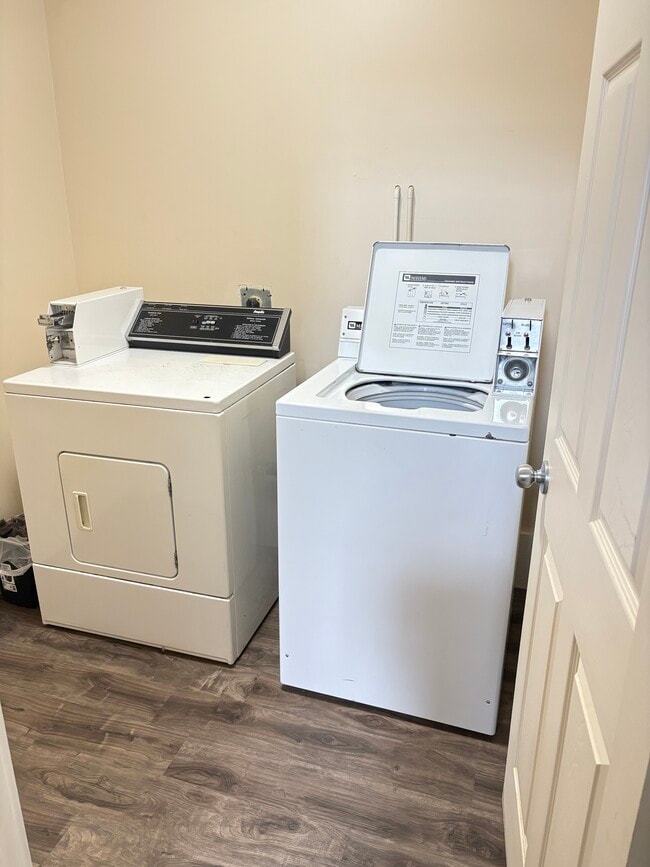 Building Photo - 770 Riverside Dr