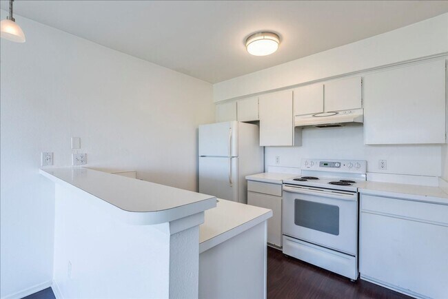 Building Photo - Welcome to the Northwest Hills 2 bd/2 bath condo