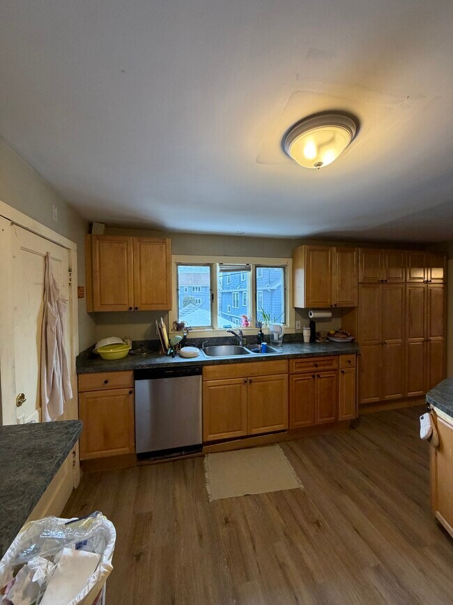 Foto del edificio - 229 Corey Rd