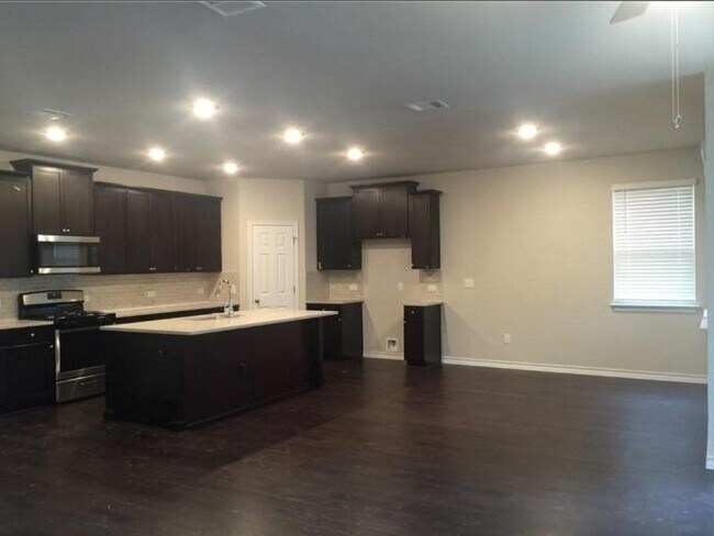 Foto del edificio - 7307 Albany Dr