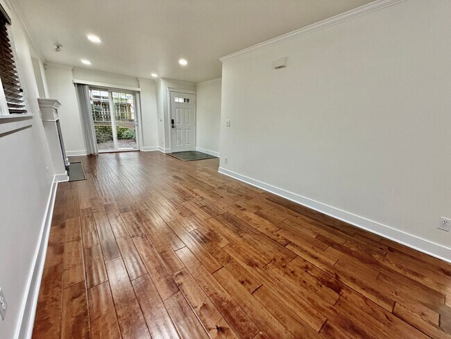 Foto del edificio - Urban Madison Valley three-bedroom townhome for $3895! Available now!
