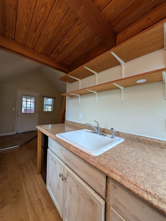 Foto del edificio - Great Studio Near Willamette ~ All Utilities Included!