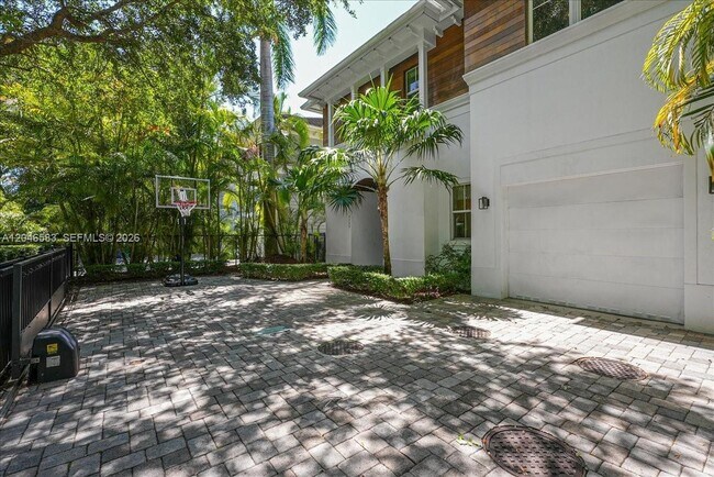 Building Photo - 4734 Sunset Dr