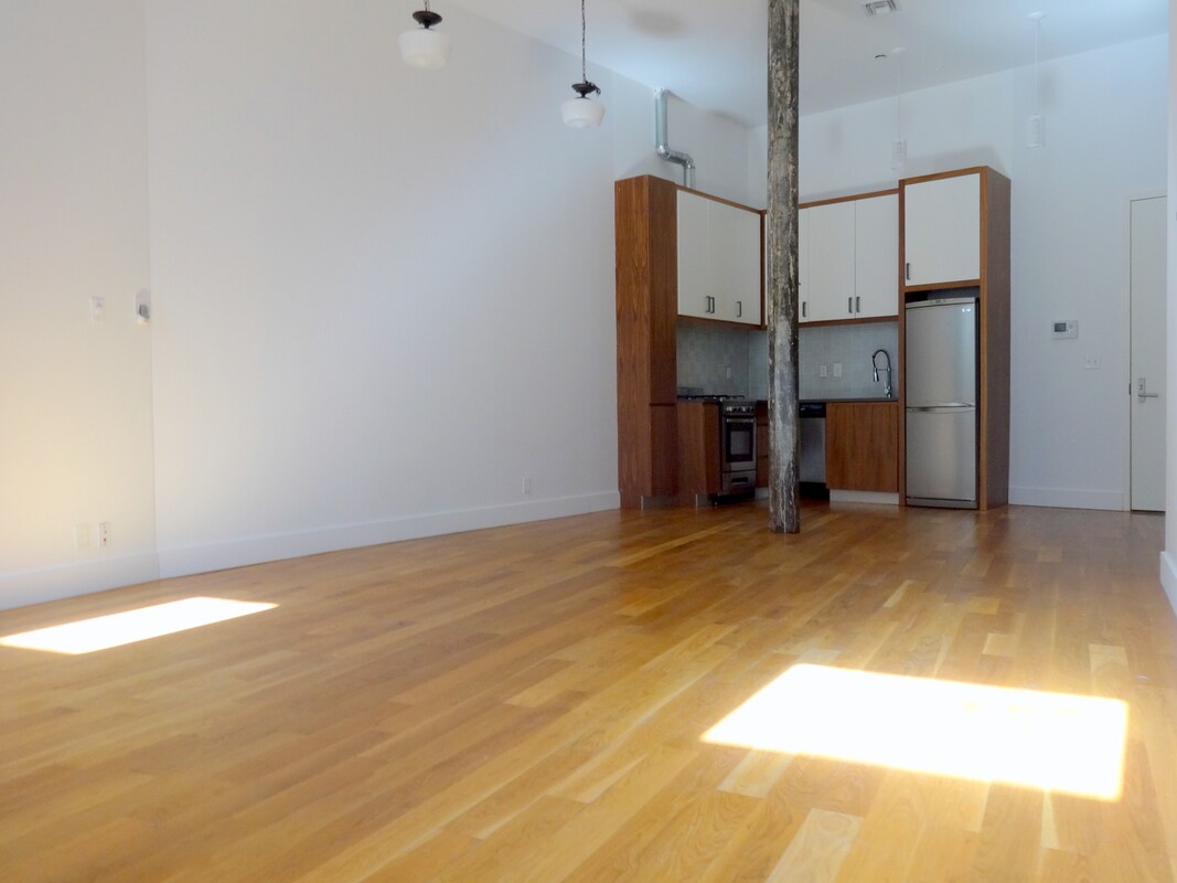 Foto principal - 949 Willoughby Ave