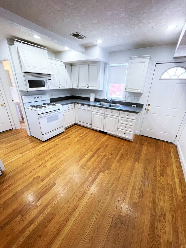 Foto principal - 6 Bay State Pl