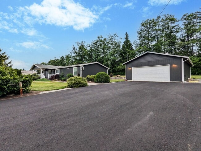 Building Photo - Fully remodeled & updated 3 bed 2 bath hom...