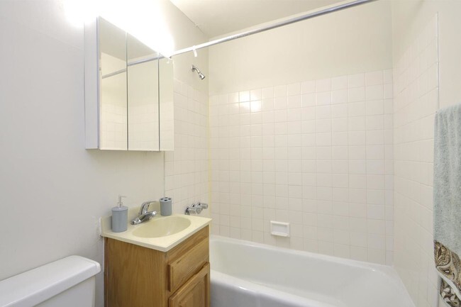 Baño - Riverview Court Apartment Homes