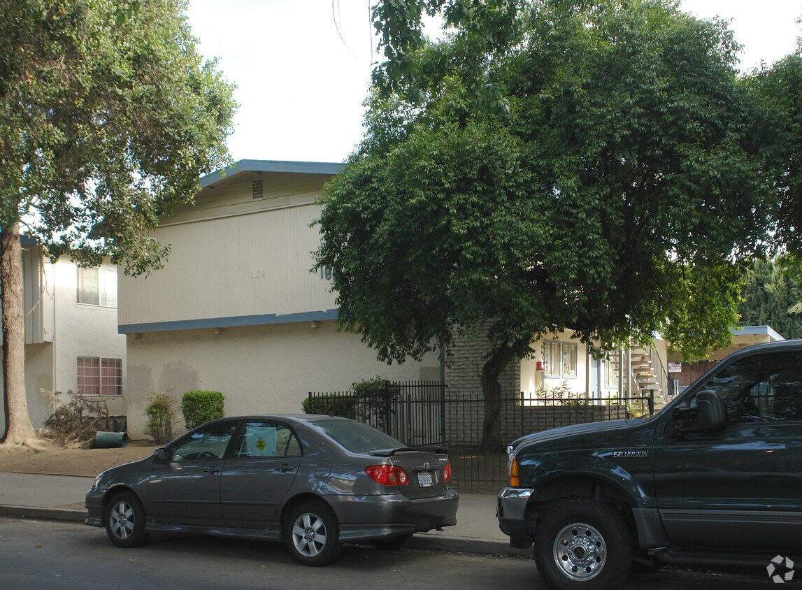 Building Photo - 109-115 Roundtable Dr
