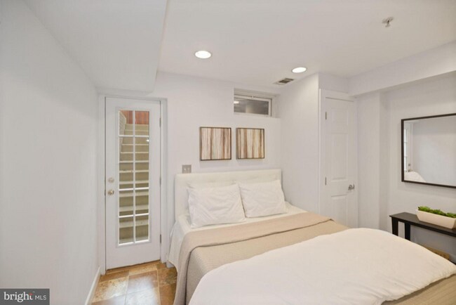 Foto del edificio - 518 Hobart Pl NW