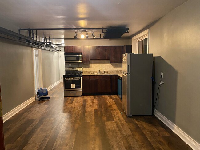 Cocina y sala de estar de concepto abierto - 8425 S Marquette Ave