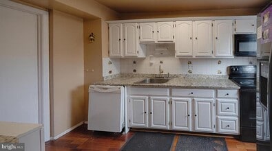 Building Photo - 54 Lerner Ct