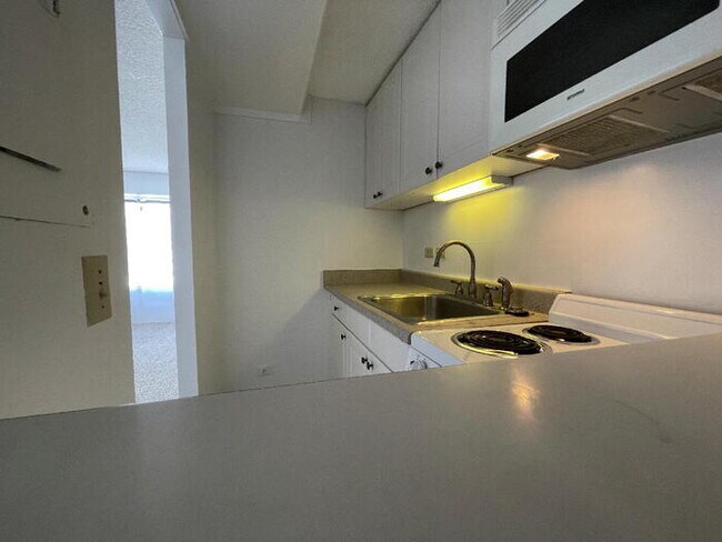 Building Photo - REGENCY TOWER studio w/pkg, sec, A/C, W/D,...