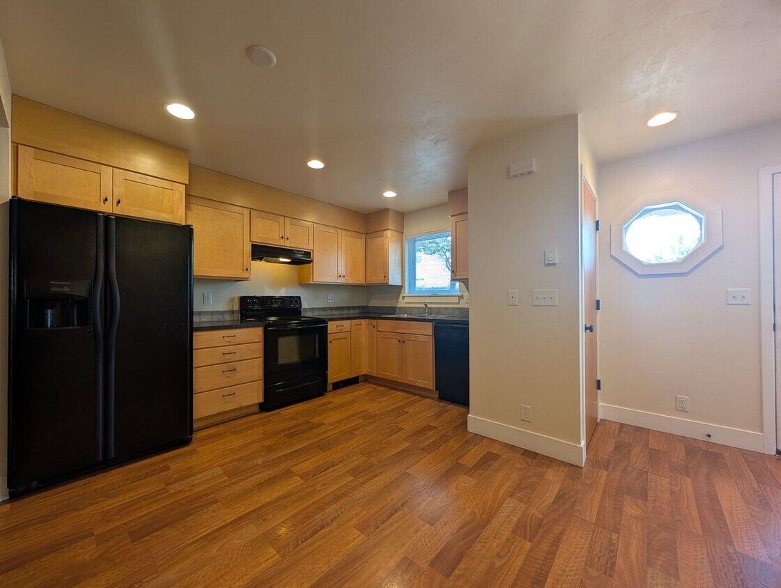 Foto principal - Beautiful 2-Bedroom, 2.5-Bath Condo Near A...