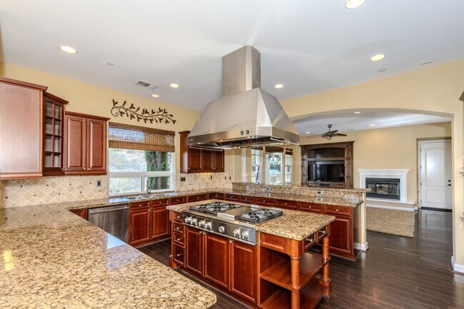 Building Photo - 3811 Belgain Ln