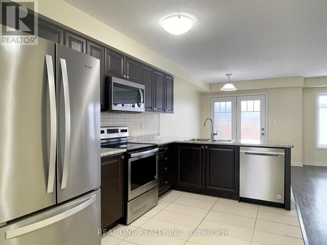 Building Photo - 7 Hedges Cres