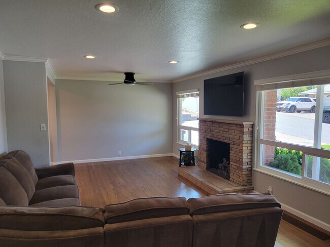 Building Photo - Super Charming Single Level Rancher