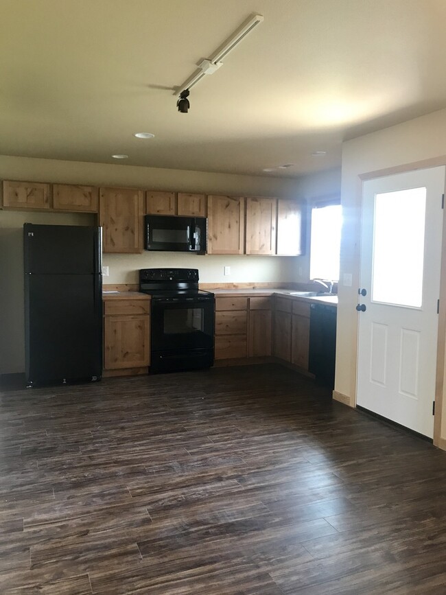 Foto del edificio - Brand New - 3 Bedroom 2 1/2 Bathroom Townh...