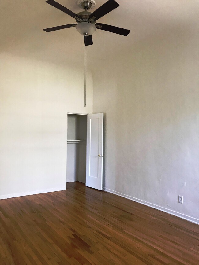 Bedroom - 630 N Plymouth Blvd