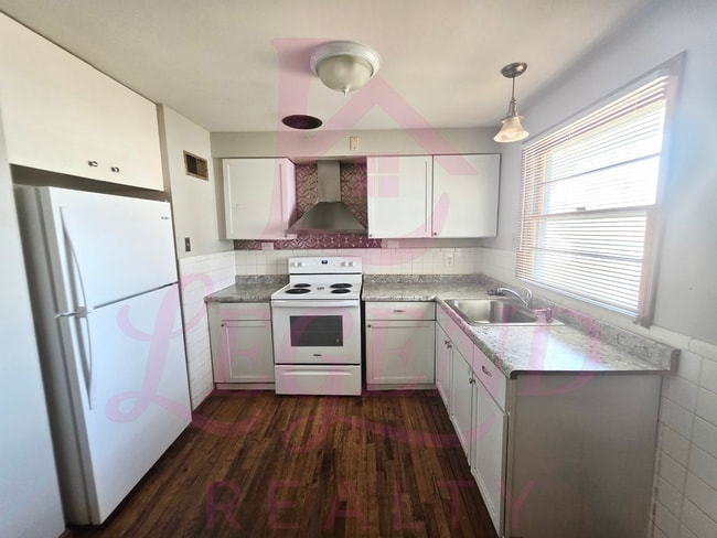 Building Photo - Move-In Ready 2 Bed Home with Sunroom, Garage & Fenced Yard