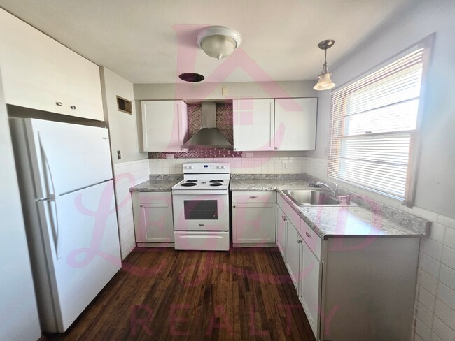 Foto del edificio - Move-In Ready 2 Bed Home with Sunroom, Garage & Fenced Yard